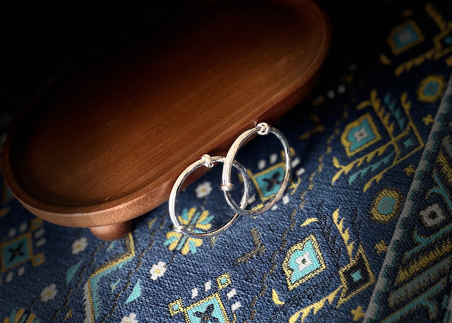 「乡野丫头」侗艺传福|可调节999纯银童镯一对 成长中的东方守护