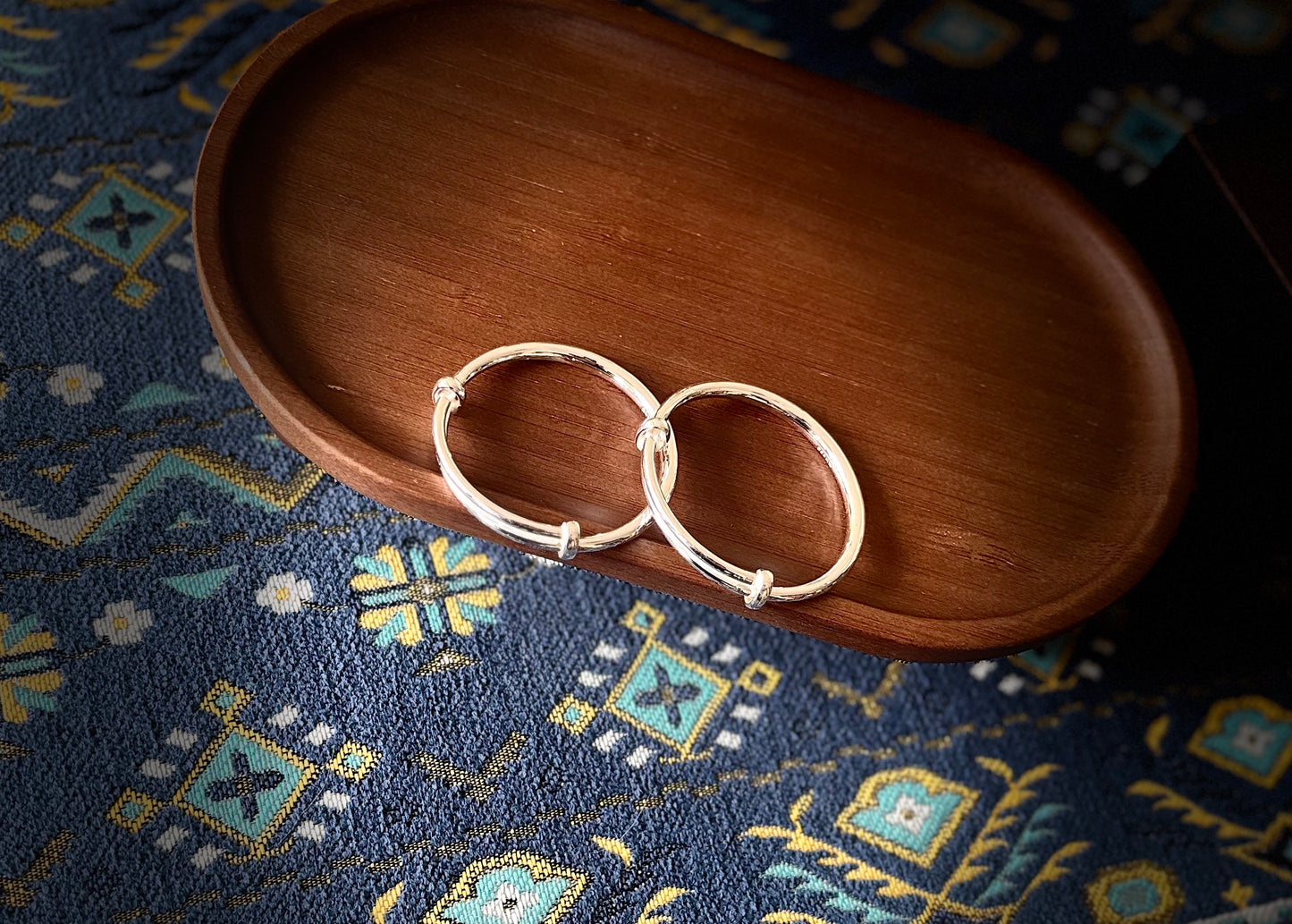 「乡野丫头」侗艺传福｜可调节999纯银童镯一对 成长中的东方守护